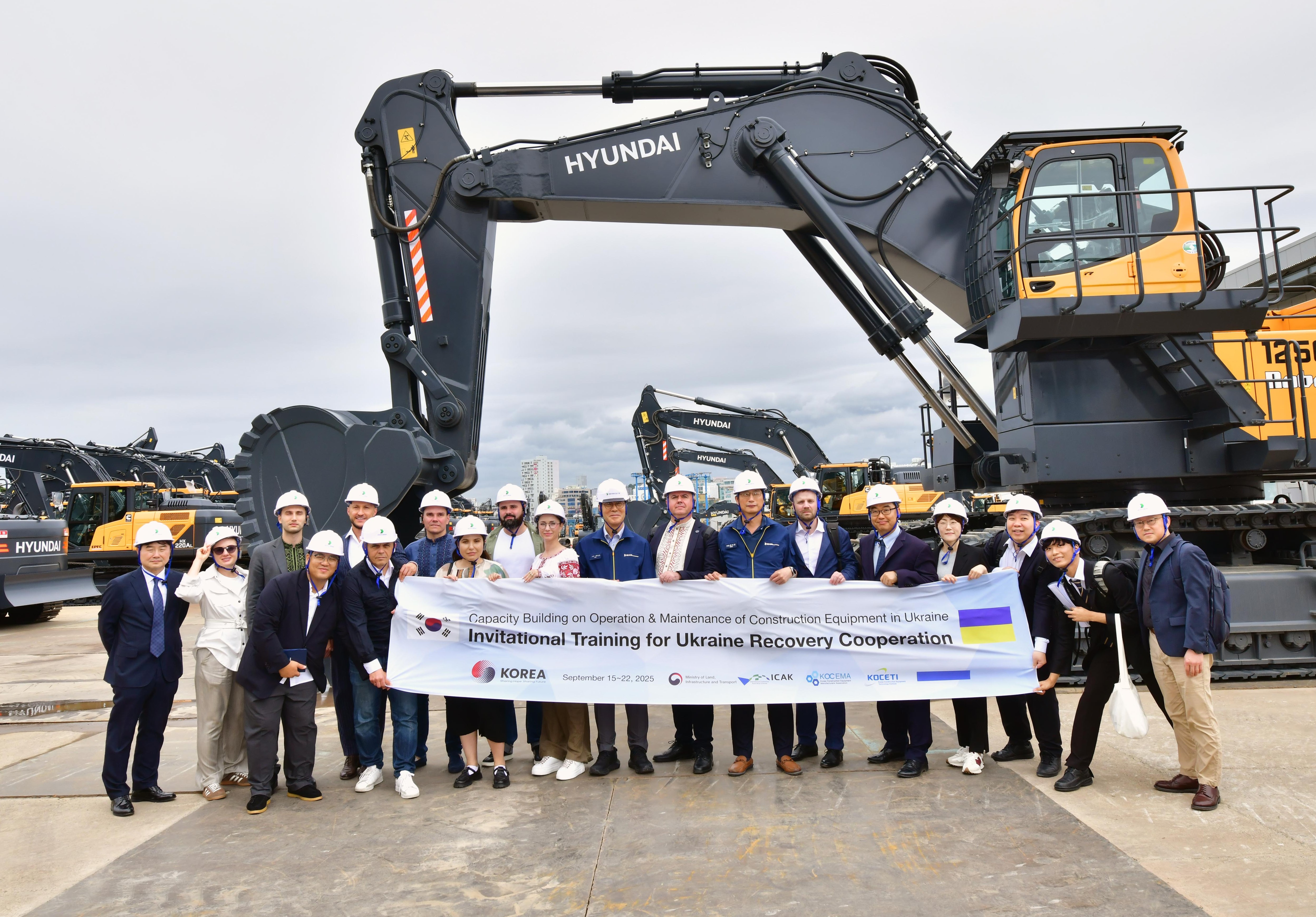 Ukrainian government officials took a commemorative photo during their visit to HD Hyundai Construction Equipment’s Ulsan Campus on Thursday, the 18th.