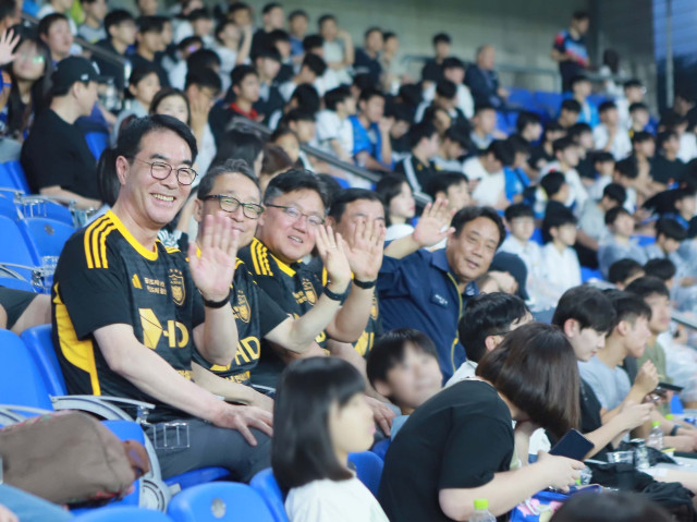 지난 10일 'HD현대건설기계 브랜드 데이'로 치뤄진 울산 HD VS 광주 FC 경기에서 HD현대건설기계 최철곤사장(왼쪽)과 HD현대사이트솔루션 조영철 사장(왼쪽 두번째)이 관중석에서 직원들과 응원하고 있다.
