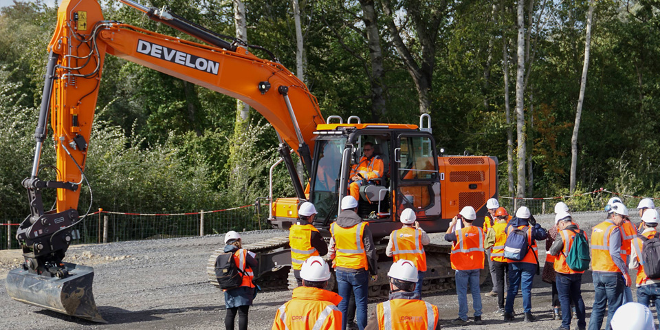 From the 8th to the 11th of the month (local time), HD Hyundai Infracore conducted a four-day field demonstration of its new DEVELON excavator featuring smart safety technology for local construction companies in Compiègne, France.