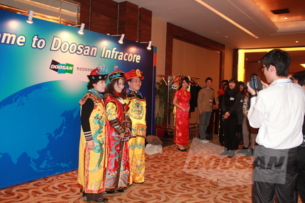 두산인프라코어, 신입사원•부모 해외법인 초청행사 개최